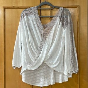 Gently worn large Free People top 60% cotton!! 🍀🍀